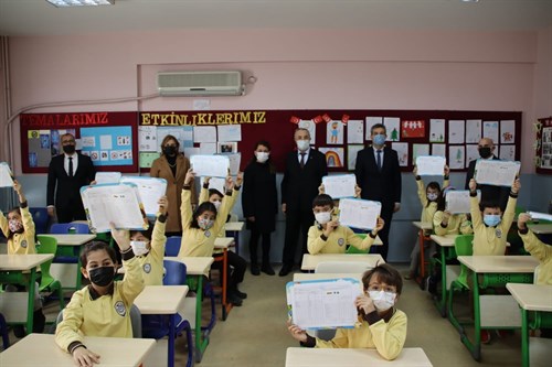 Kaymakam Adnan Çakıroğlu 2021/2022 Eğitim Öğretim Yılı 1. Yarıyıl Karne Dağıtım Töreni’ne Katıldı